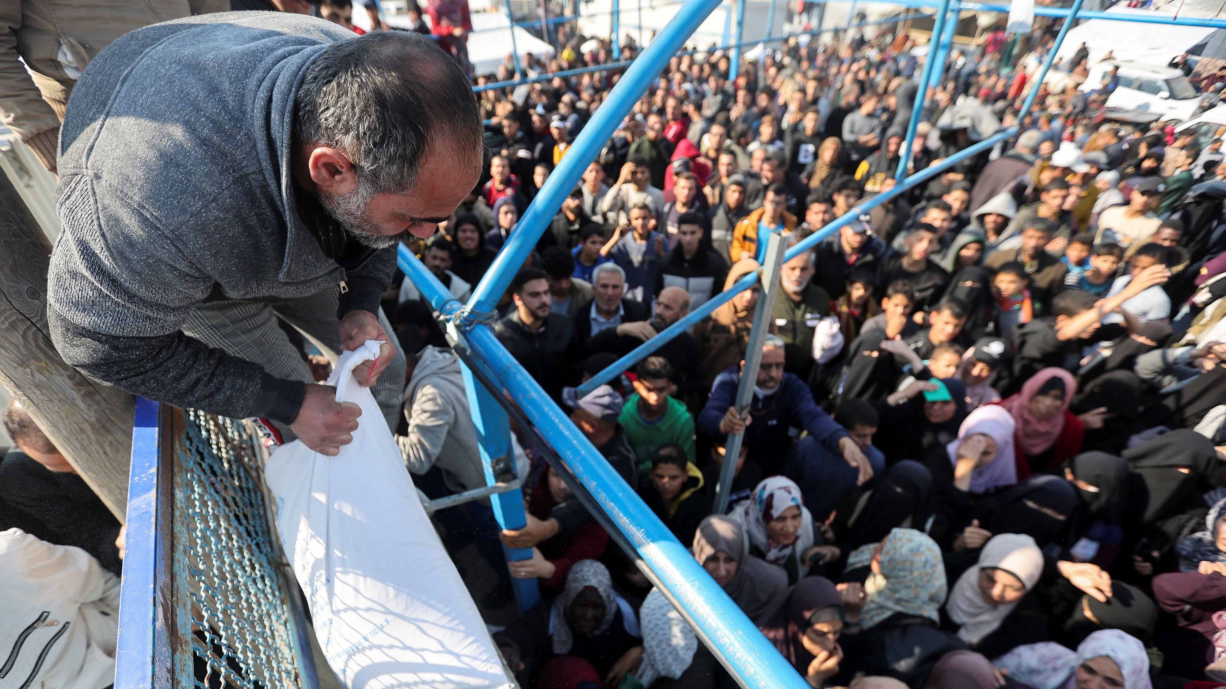 فلسطينيون ينتظرون الحصول على دقيق ومساعدات من وكالة الأونروا في خان يونس جنوب قطاع غزة، 29 نوفمبر/تشرين الثاني 2023