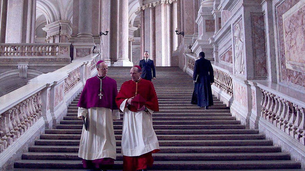 Religiosos em escadaria do Vaticano em cena do filme Conclave