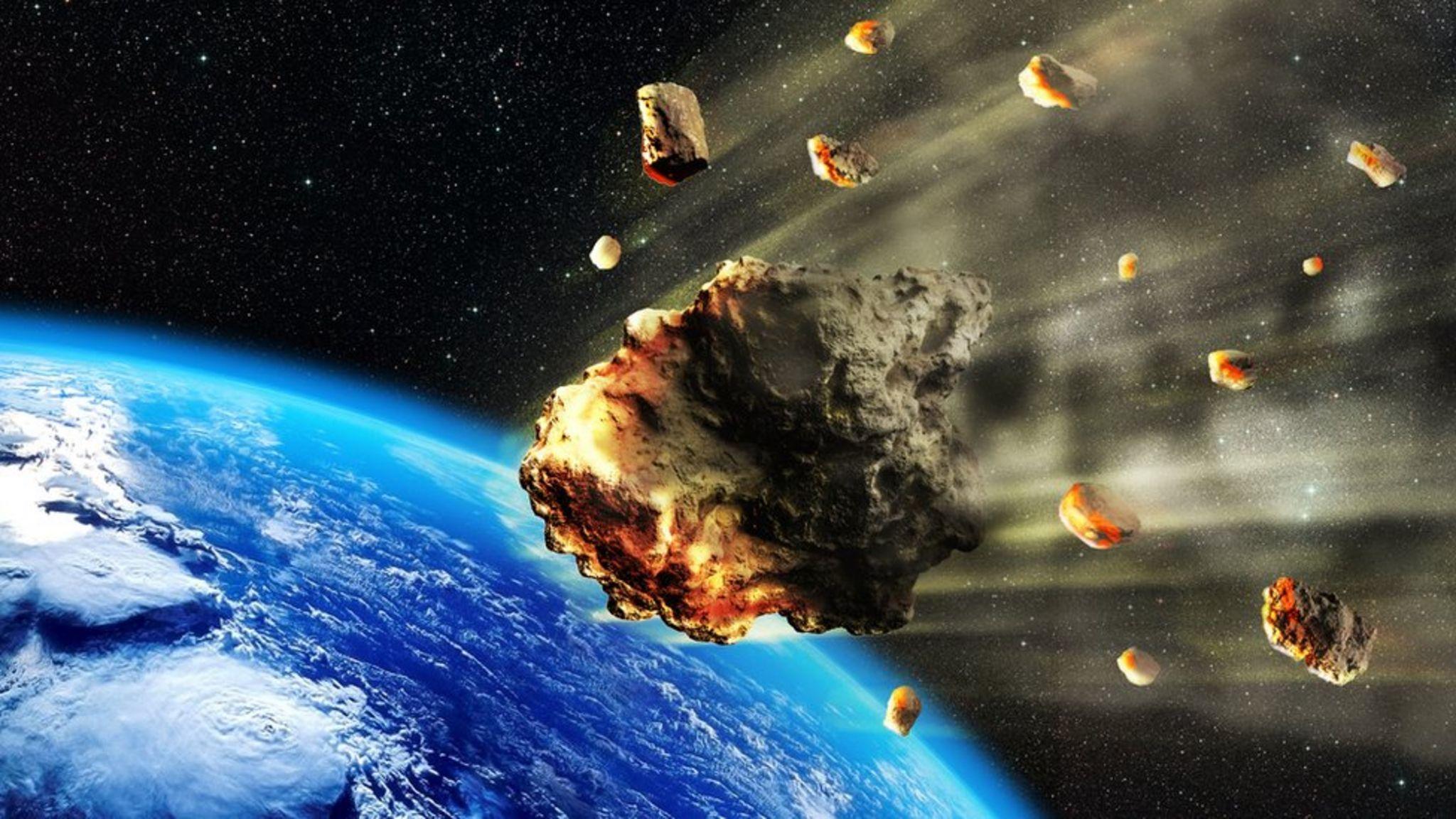 Ilustración de meteoroides viajando hacia la Tierra. 