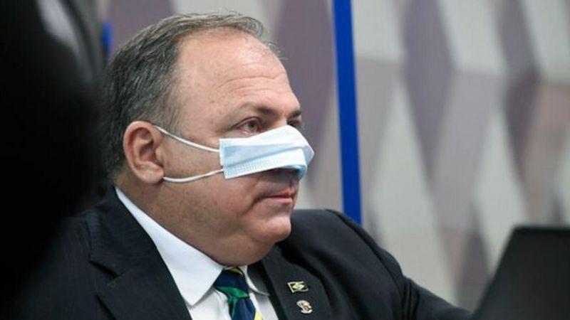 Eduardo Pazuello usando máscara de proteção apenas no nariz