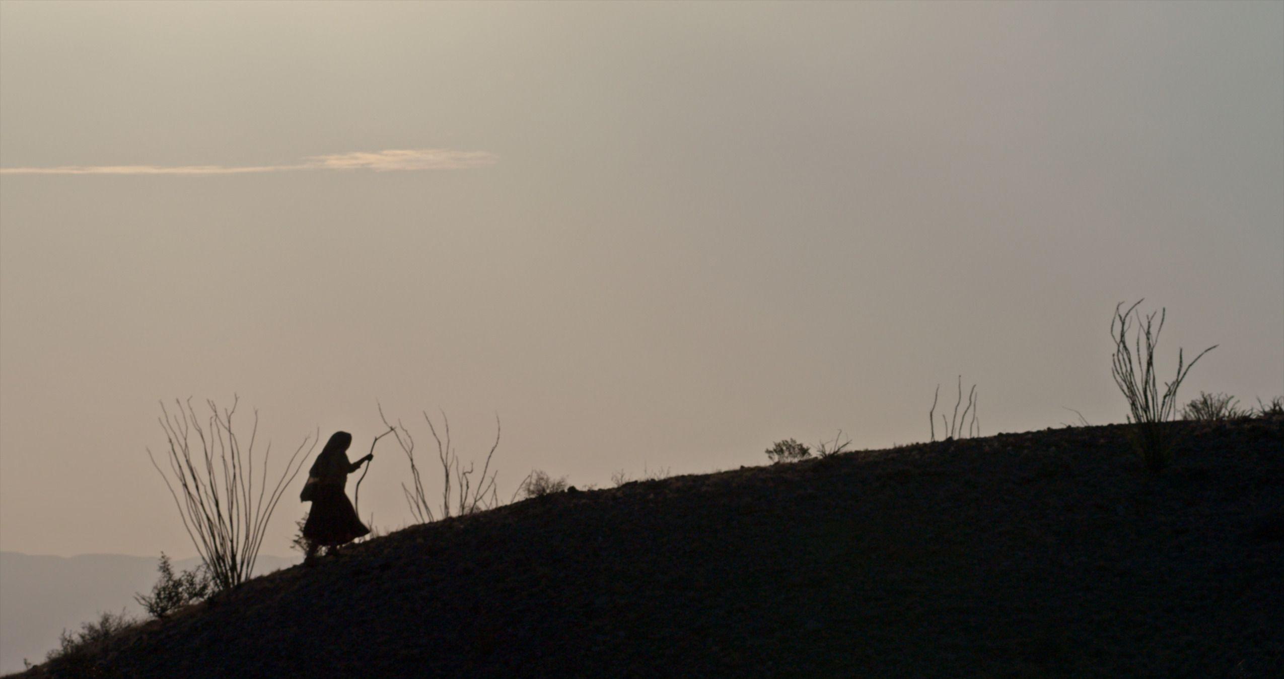 recreación de rita caminando en el documental La mujer de estrellas y montañas