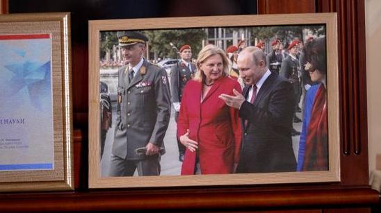 لدى كنايسل صورة لها مع الرئيس الروسي معروضة داخل مكتبها في قصر في سانت بطرسبرغ