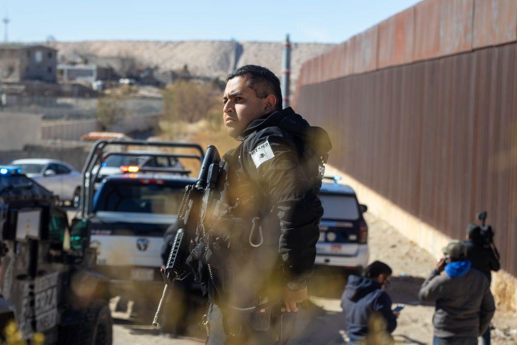 Policías mexicanos frente al muro fronterizo