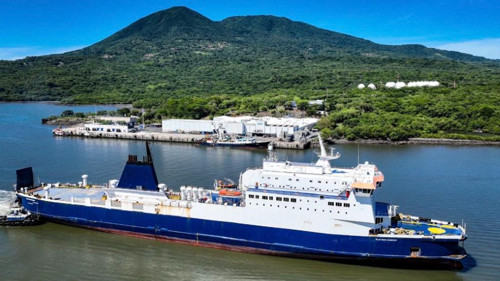 El ferry Blue Wave Harmony en las costas de El Salvador