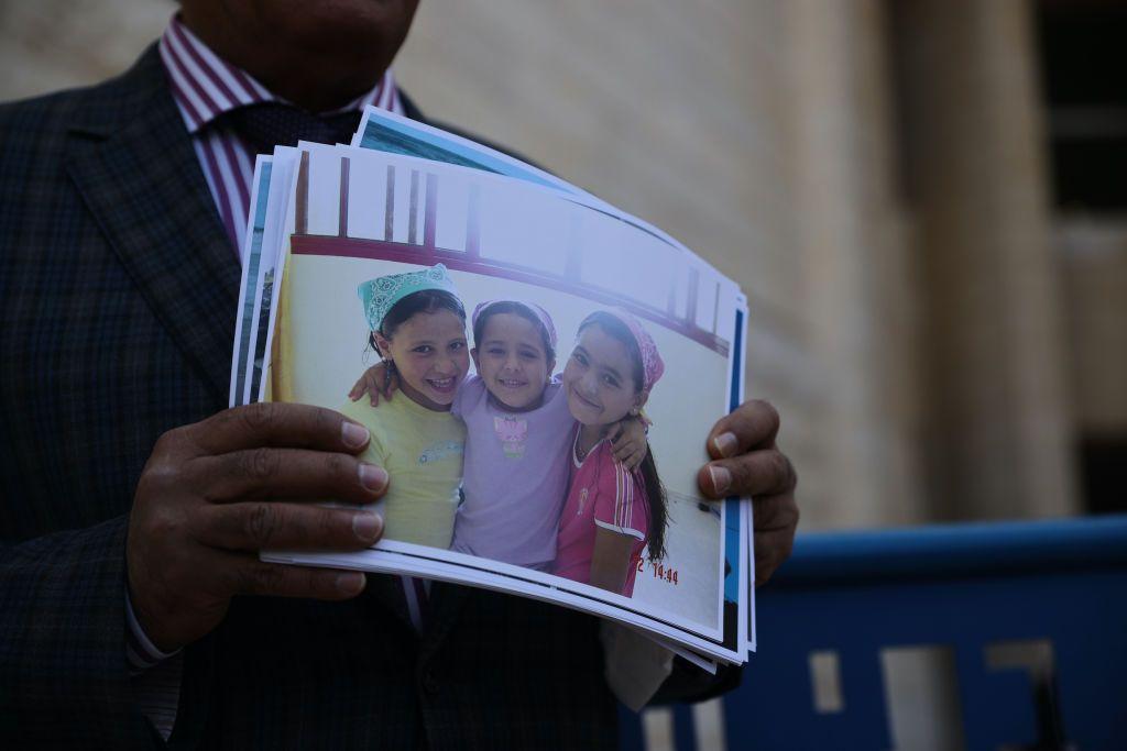 Izzeldin Abuelaish junto a una foto de sus tres hijas 
