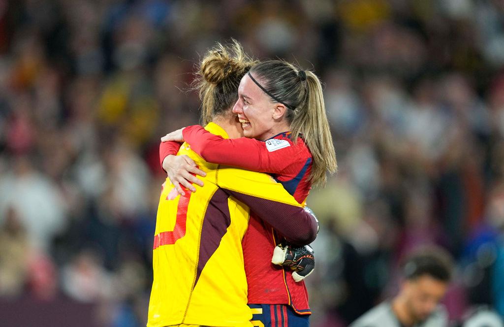 Catalina abraza a Ivana Andrés en la final del partido entre España e Inglaterra