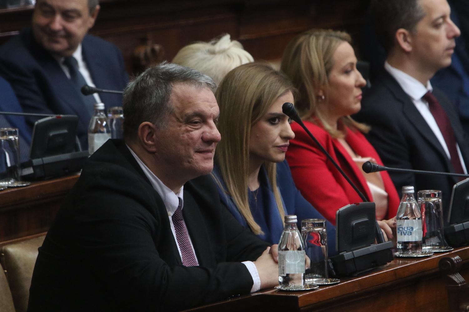 Šok u Skupštini Srbije: Podrška studentima iz klupa vladajuće koalicije 11 blada srbije, ministri, dejan vuk stanković