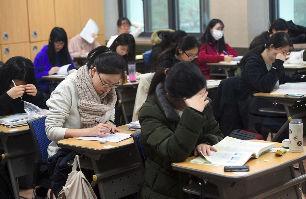 Estudiantes en Corea del Sur presentan el examen anual de preparación escolástica