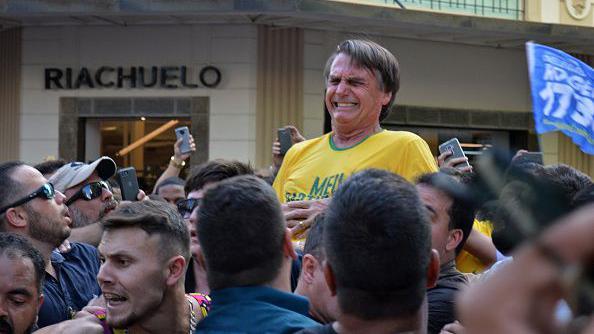 Bolsonaro no momento da facada em Juiz de Fora, MG