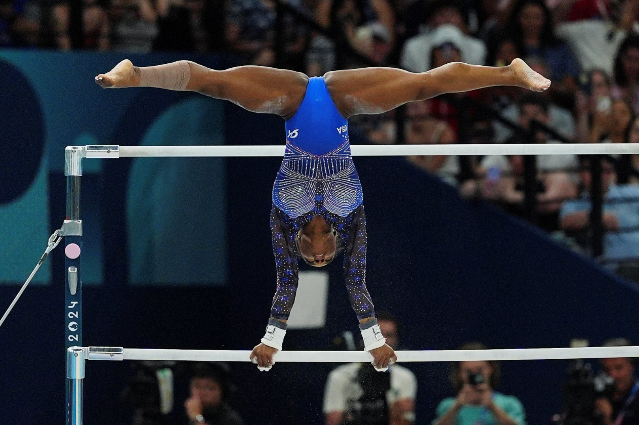 Simone Biles en las barras asimétricas