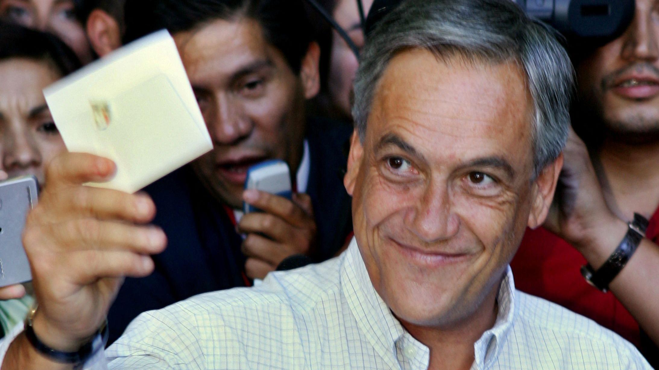 Sebastián Piñera con una papeleta de votación en 2005