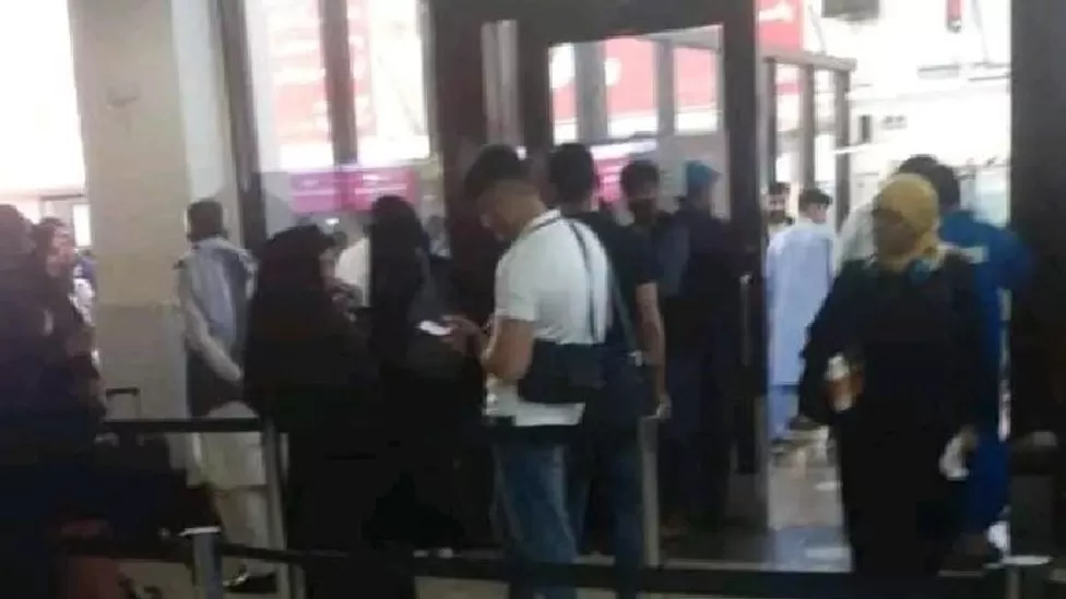 Kabil Havalimanı'nda çekilmiş bu bulanık  görüntüde, Dubai'ye gidecek kız öğrenciler güvenlik kontrolünden geçmek için sıraya girmiş durumda.