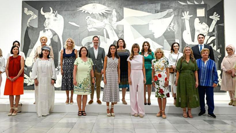 Begoña Gómez (centro, con pantalón) junto a la reina Letizia en un evento durante la cumbre de la OTAN en junio 2022. 