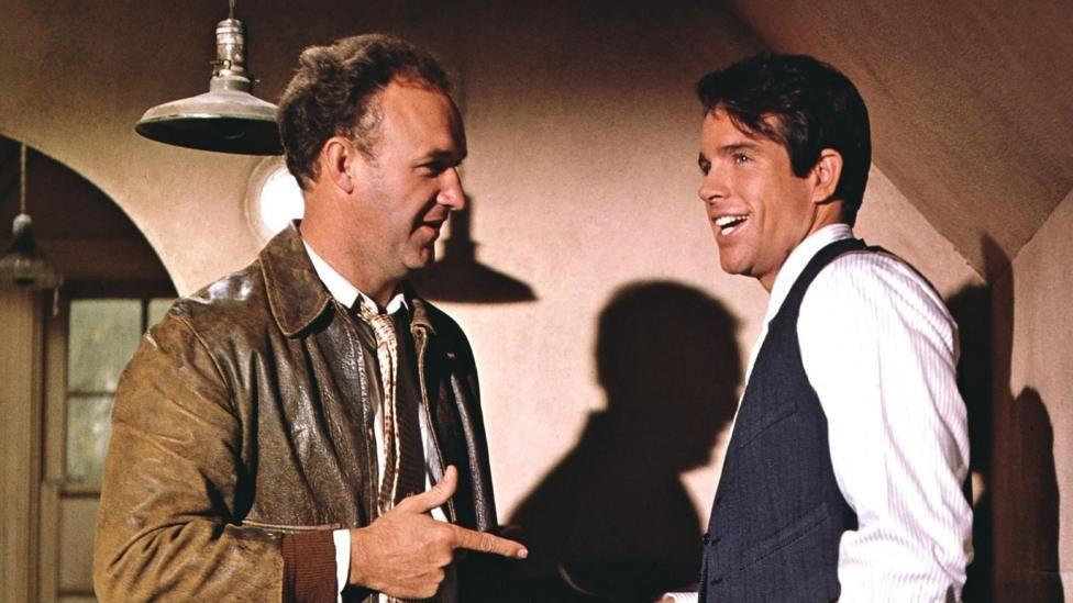 Warren Beatty (der) como Clyde Barrow y Gene Hackman como Buck Barrow en la película "Bonnie y Clyde" de 1967