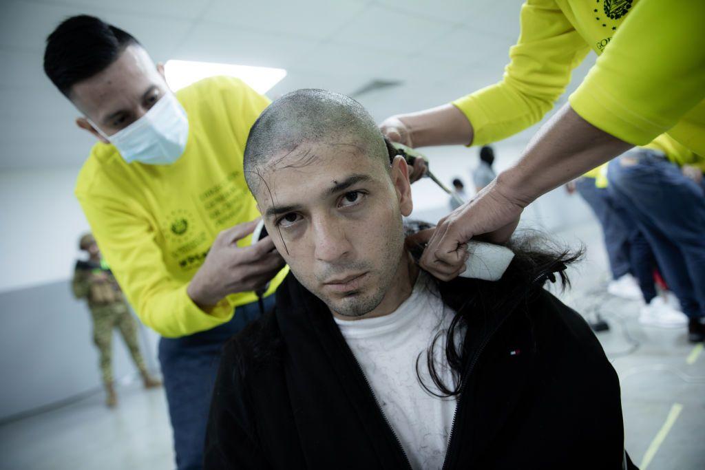 Persona le cortan el cabello en la cárcel. 