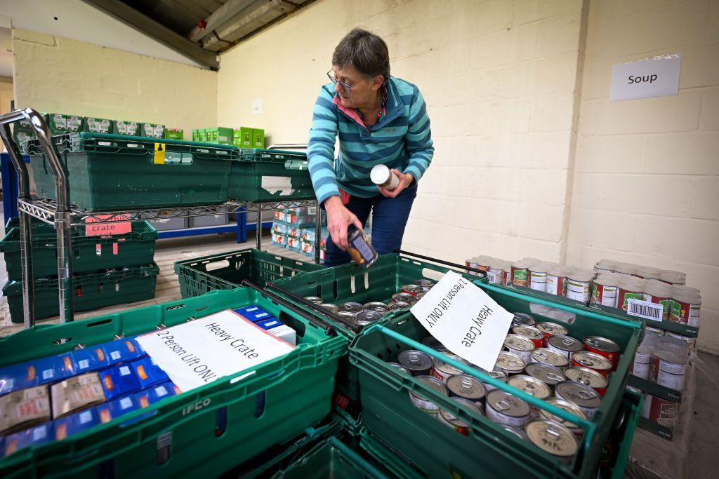 Distribuição de enlatados em banco de alimentos no Reino Unido 