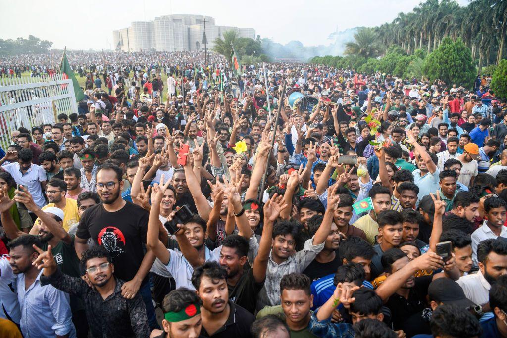 Milhares de pessoas protestam em Dhaka