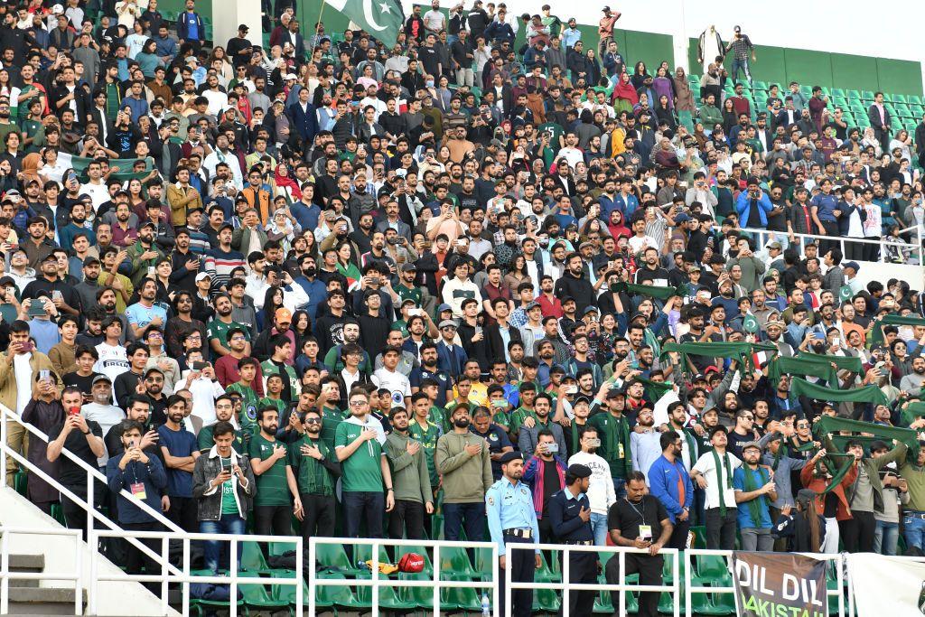 تاجکستان کے خلاف پاکستان کا میج دیکھنے کے لیے سٹیڈیم میں آنے والے شائقین