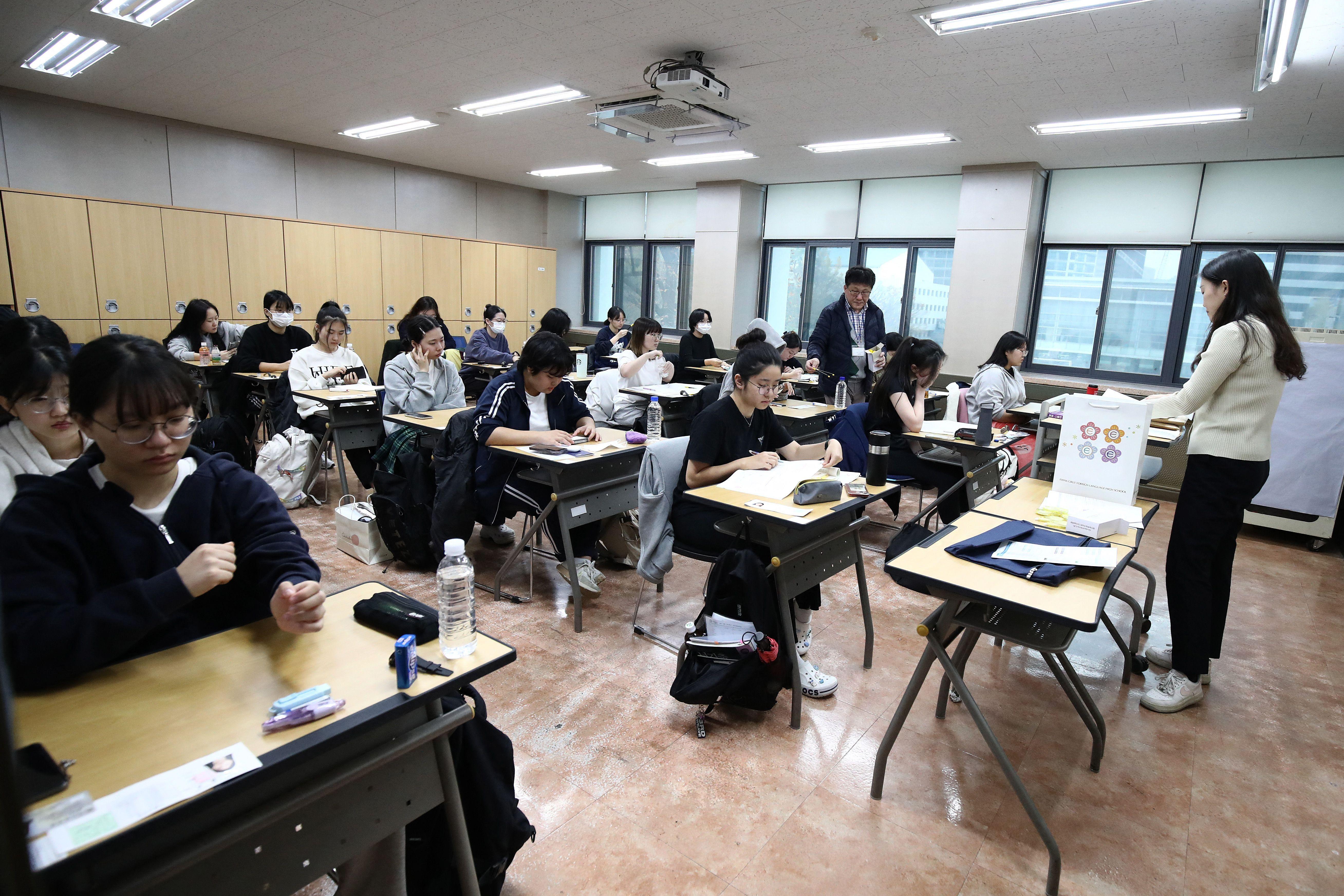 Estudantes sul-coreanos em sala de aula se preparando para Suneung