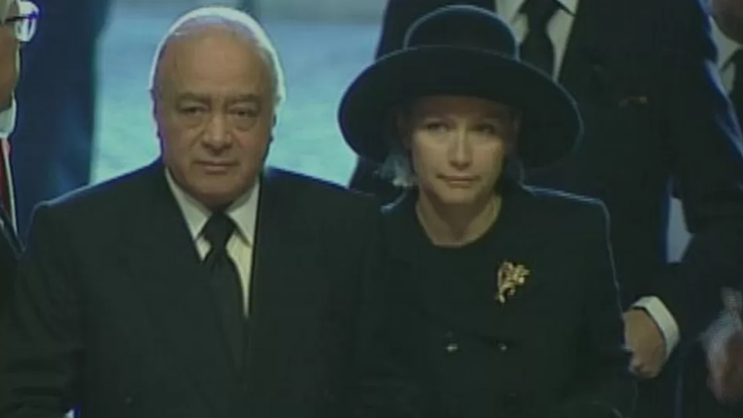 الفايد مع زوجته هيني في جنازة الأميرة ديانا عام 1997