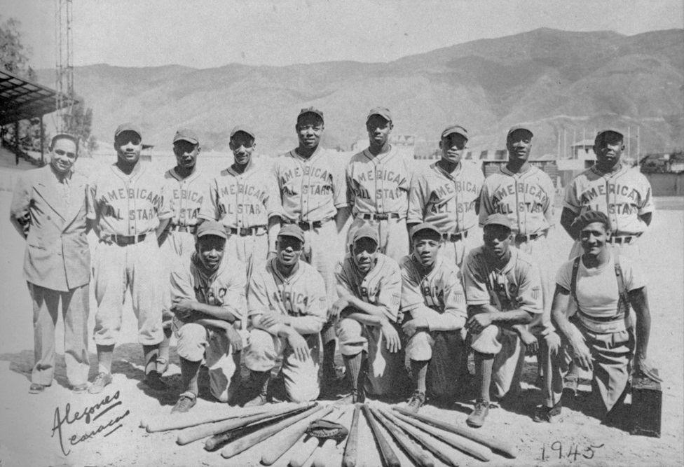 Equipo de beisbol en un estadio 