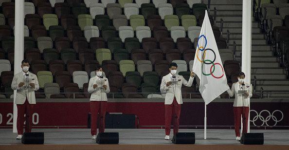 Em um estádio praticamente vazio, os atletas participam da cerimônia de abertura das Olimpíadas de Tóquio