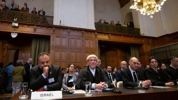 المستشار القضائي الإسرائيلي تال بيكر (يسار) وبجواره المحامي مالكولم شو لدى مشاركتهما في جلسة الاستماع العلنية للمحكمة الجنائية الدولية في لاهاي