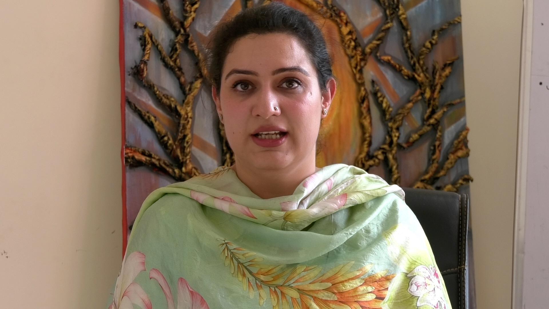 زویا میر