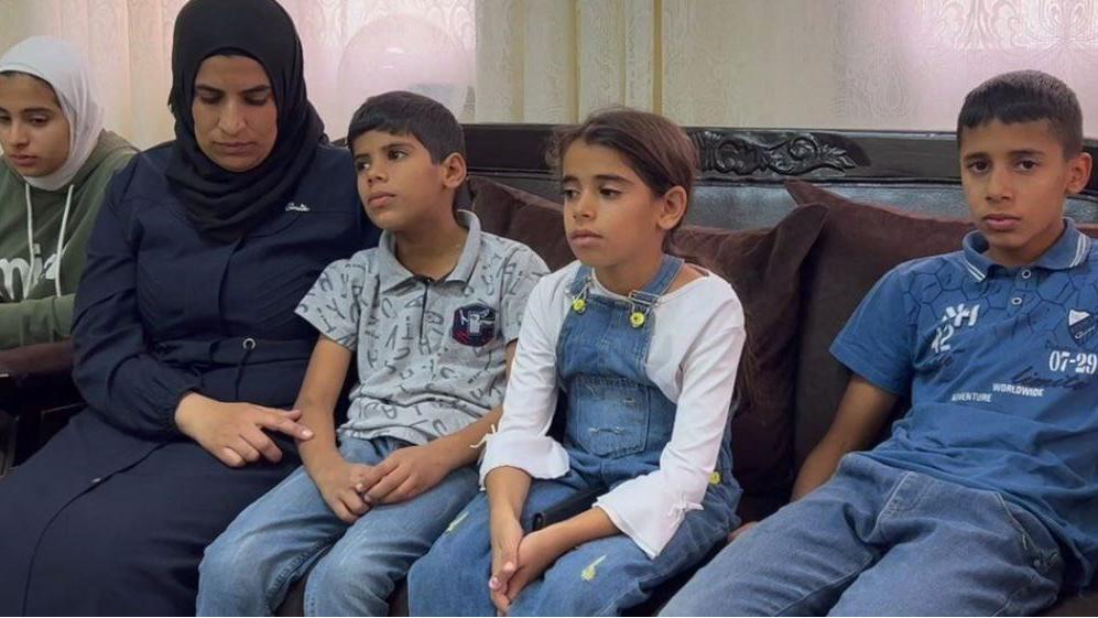 إخلاص صالح مع أبنائها ألأربعة في منزلهم ببلدة الساوية