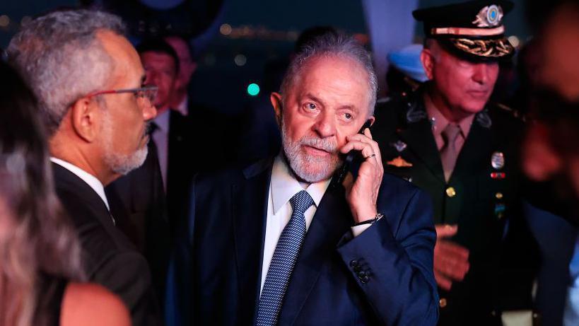Lula hablando por teléfono