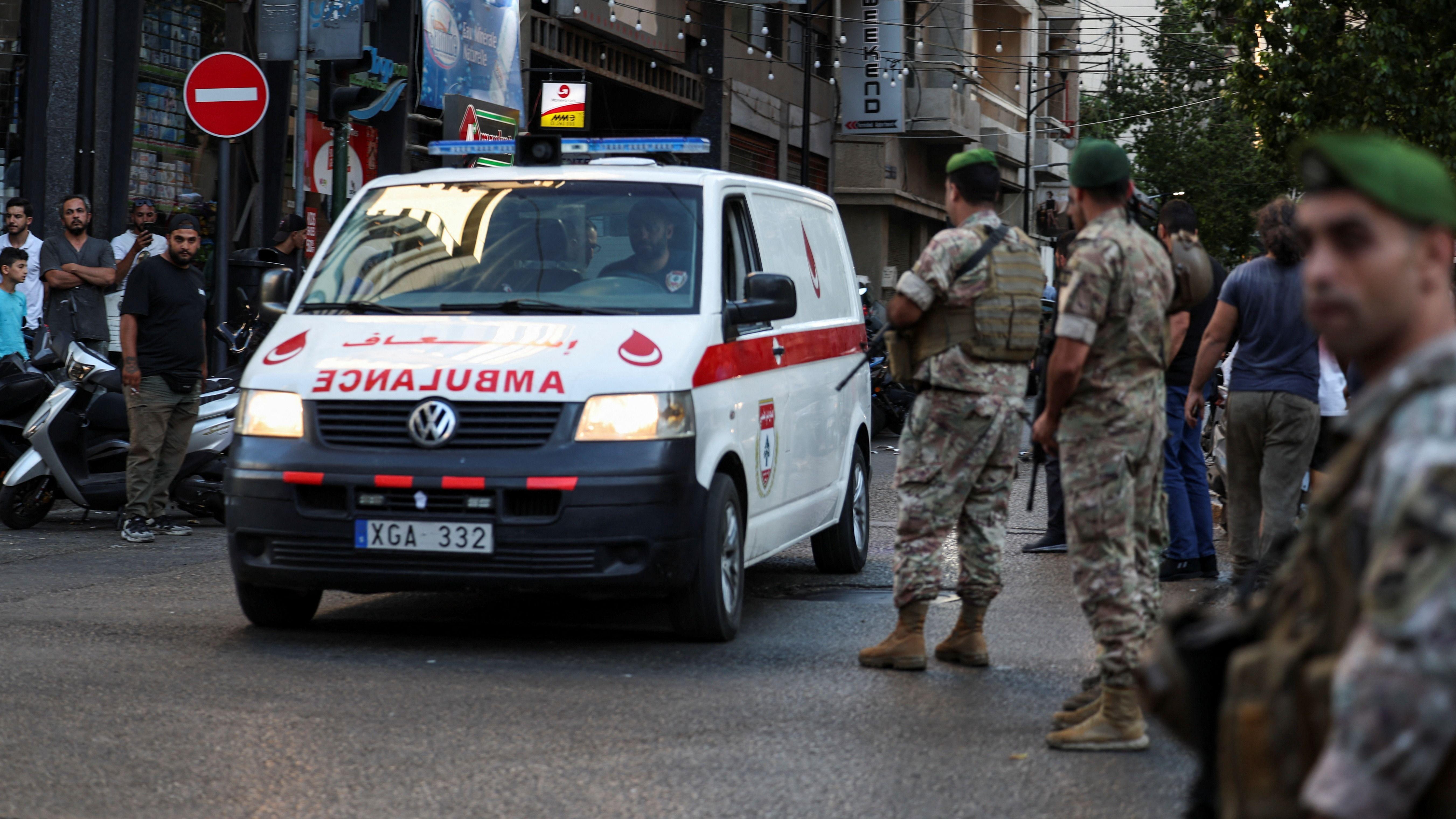 Ambulancias y fuerzas de seguridad se multiplicaron en las calles de Beirut este martes.