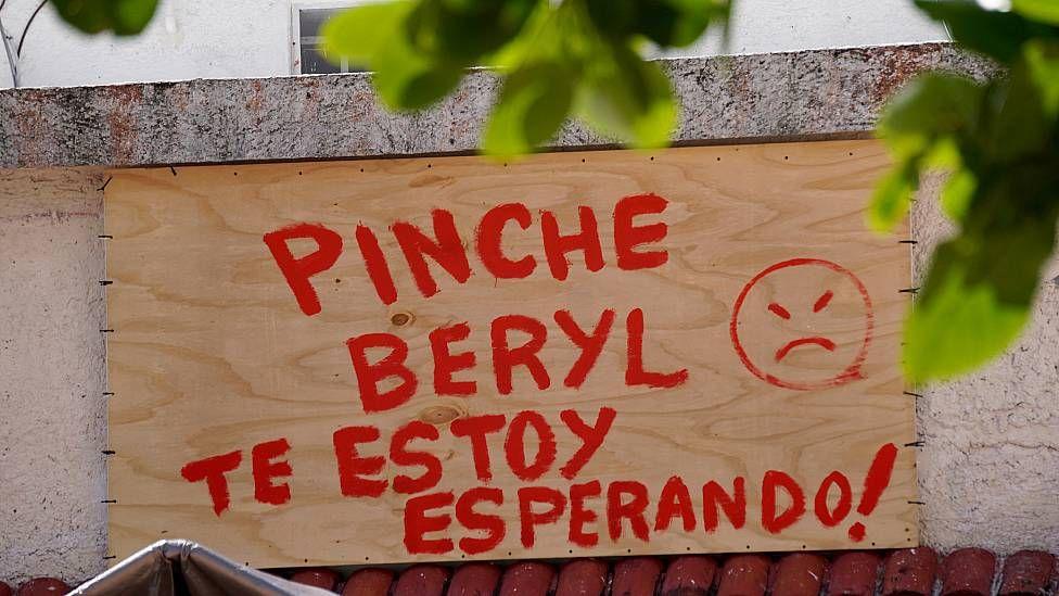 Un cartel que dice "Pinche Beryl, te estoy esperando"