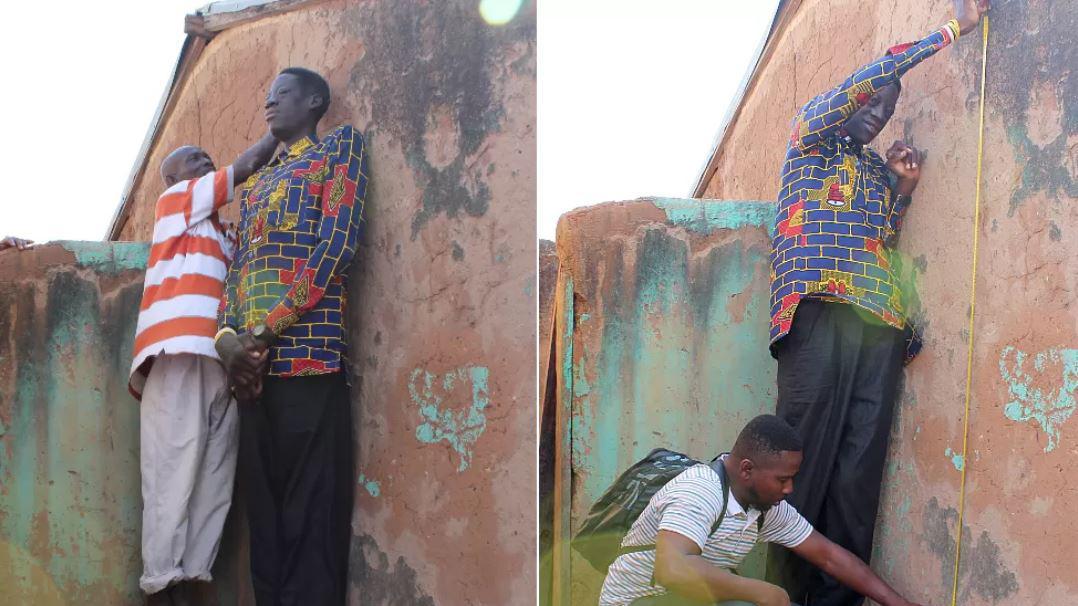 Mengukur pria raksasa Ghana dengan pita pengukur