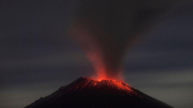 Vulcão Popocatépetl em erupção.