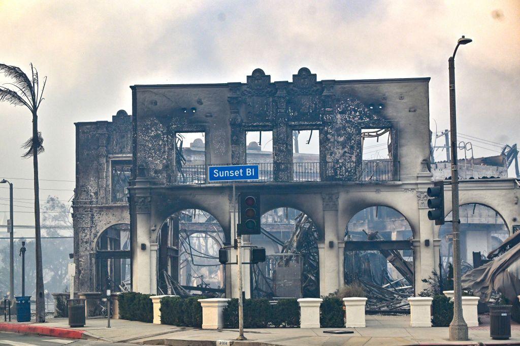 Un edificio en ruinas en el bulevar Sunset.