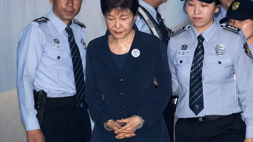 Park Geun-hye dimakzulkan, dicopot dari jabatannya dan kemudian dipenjara karena skandal korupsi.