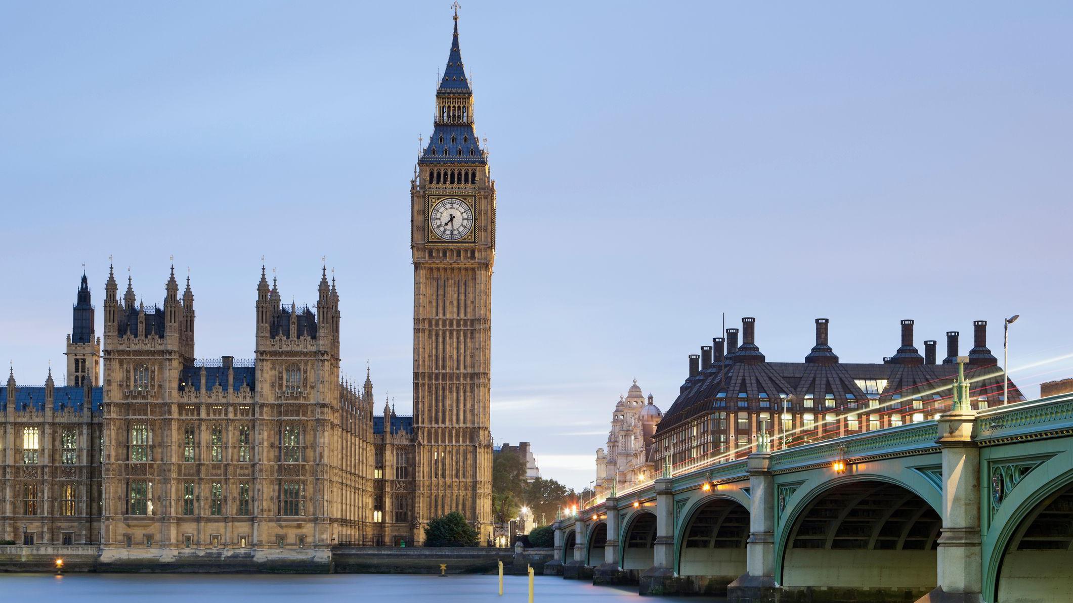 Las Casas del Parlamento, el Río Támesis y el Puente de Westminster de Londres.
