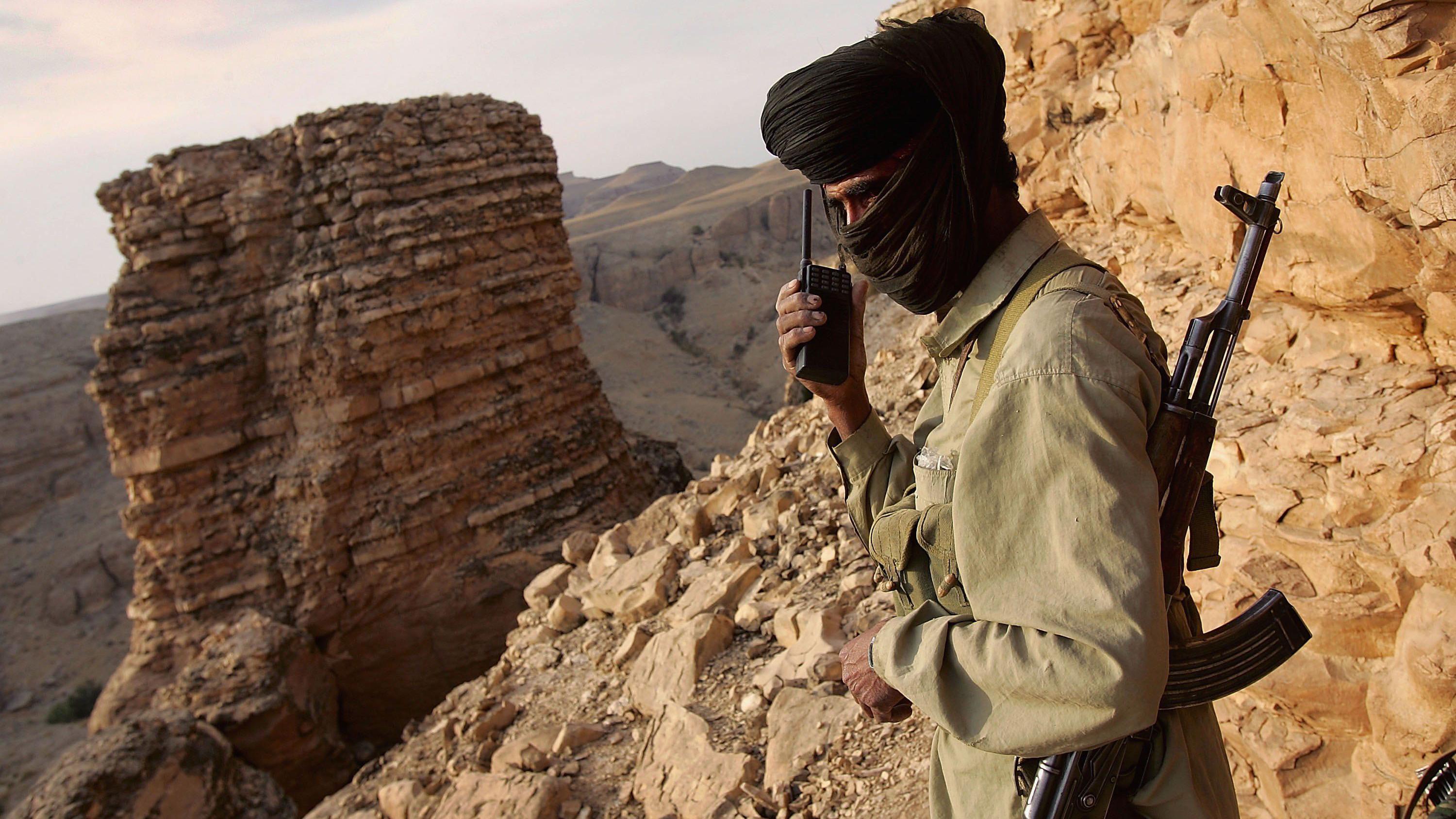 Um guerrilheiro da tribo Marri do povo Baloch conversa com um posto de observação rebelde enquanto monitora os movimentos das tropas paquistanesas na província do Baluchistão