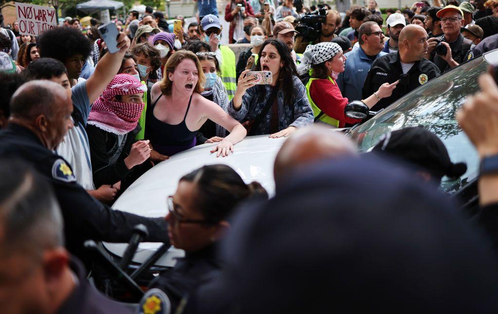 En la Universidad del Sur de California en Los Ángeles, estudiantes y miembros de la comunidad trataron de impedir el paso de los vehículos de la seguridad pública que acudían a disolver la concentración.