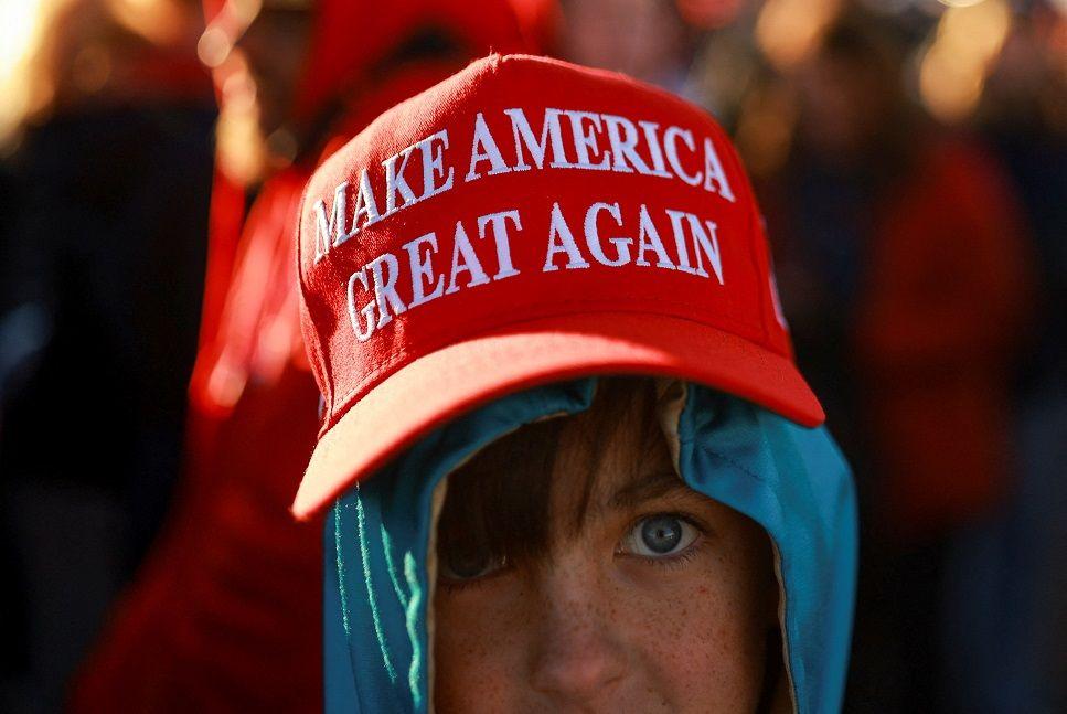 Seorang bocah memakai topi bertuliskan 'Make America Great Again' 