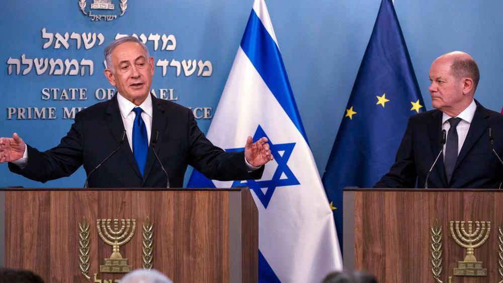 El primer ministro israelí, Benjamin Netanyahu (izq.), habla durante una rueda de prensa conjunta con el canciller alemán, Olaf Scholz, tras su reunión en Jerusalén el 17 de marzo de 2024. 