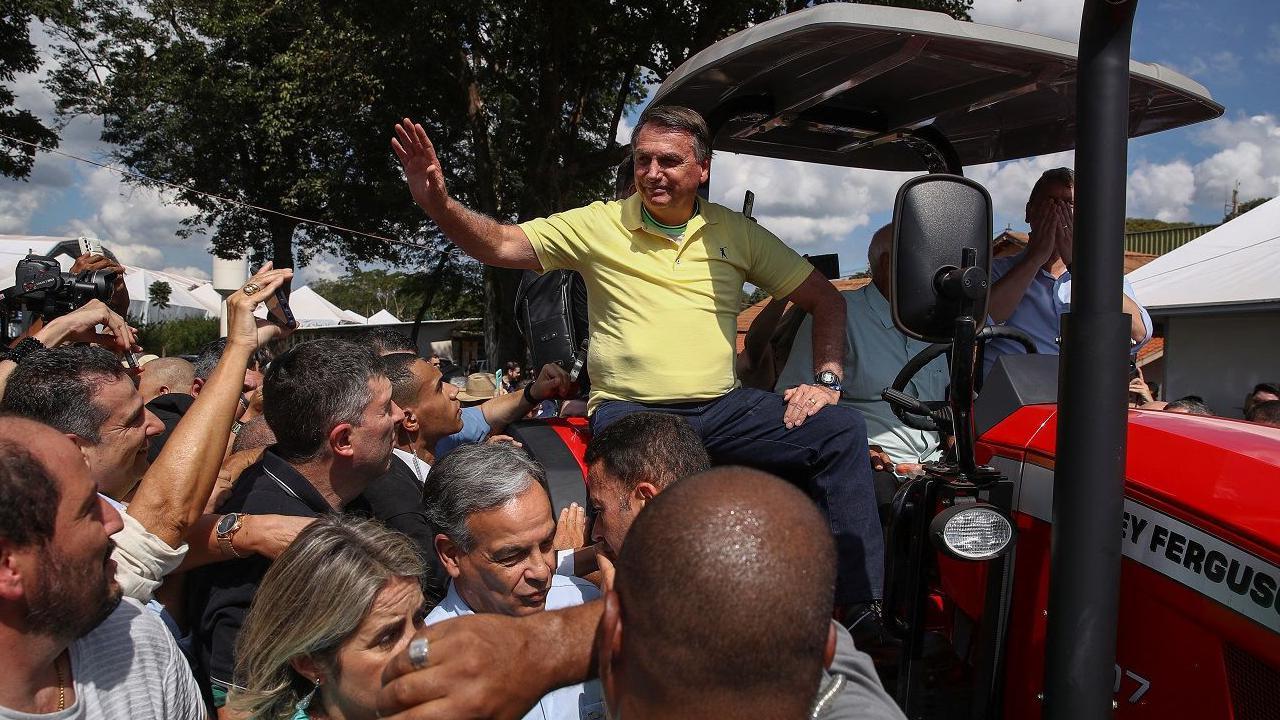 Jari Bolsonaro acena para eleitores