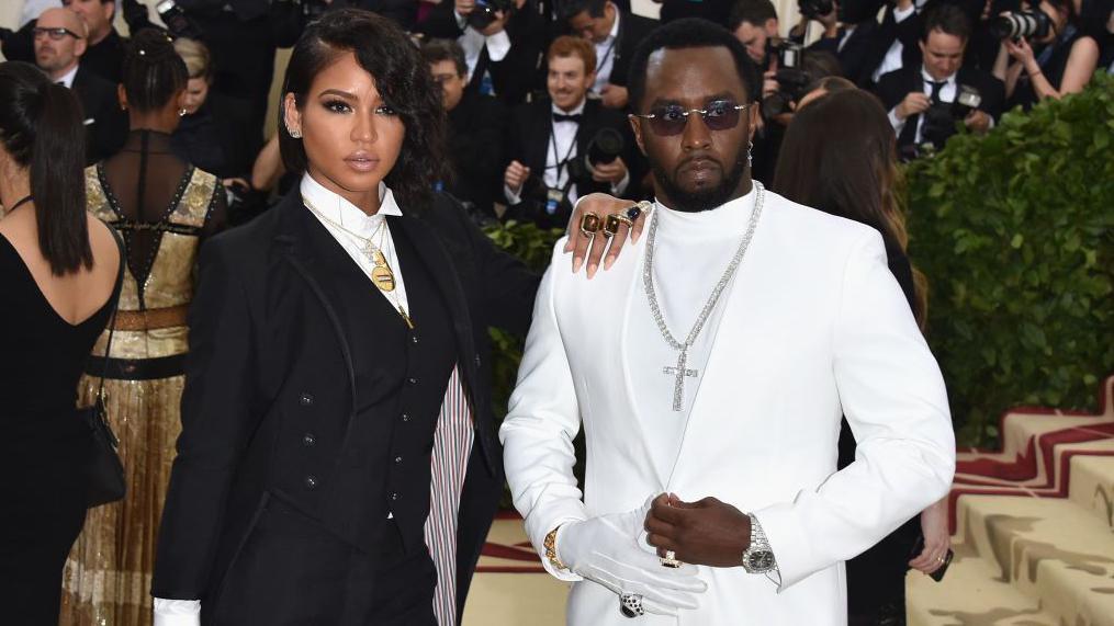 Diddy bersama mantan kekasihnya Cassie, yang menudingnya atas kekerasan seksual dan kekerasan