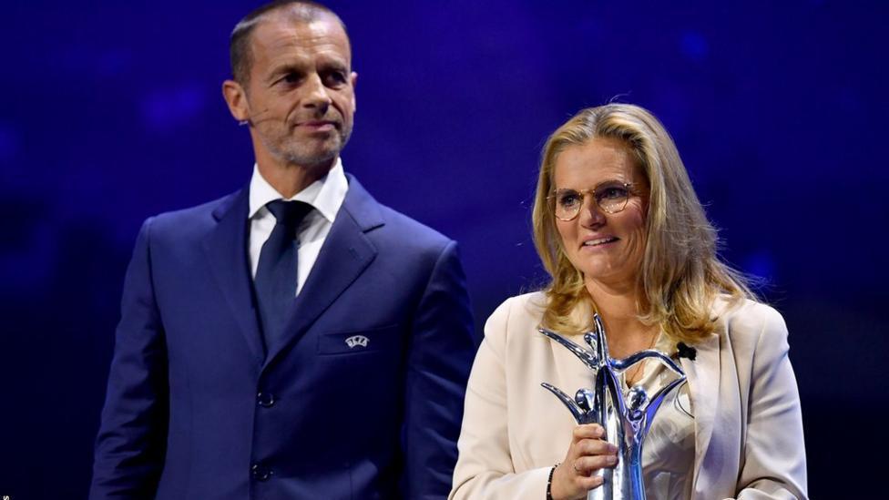 Sarina Wiegman con su premio