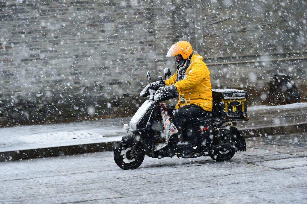 外賣員在暴雪裡繼續工作