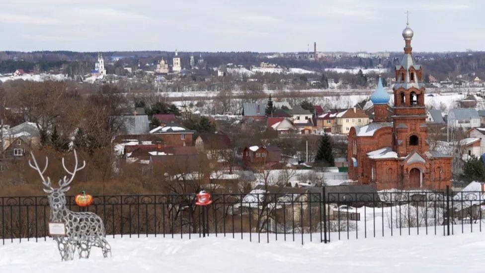 Borovsk vista de uma colina e coberta de neve