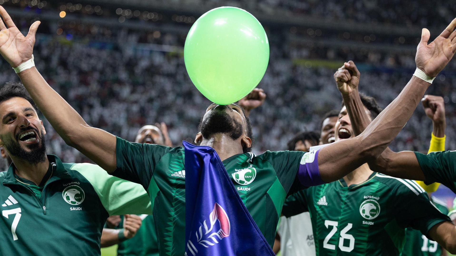 المدافع السعودي علي البليهي يحتفل بتسجيله هدفاً أمام عُمان في كأس آسيا