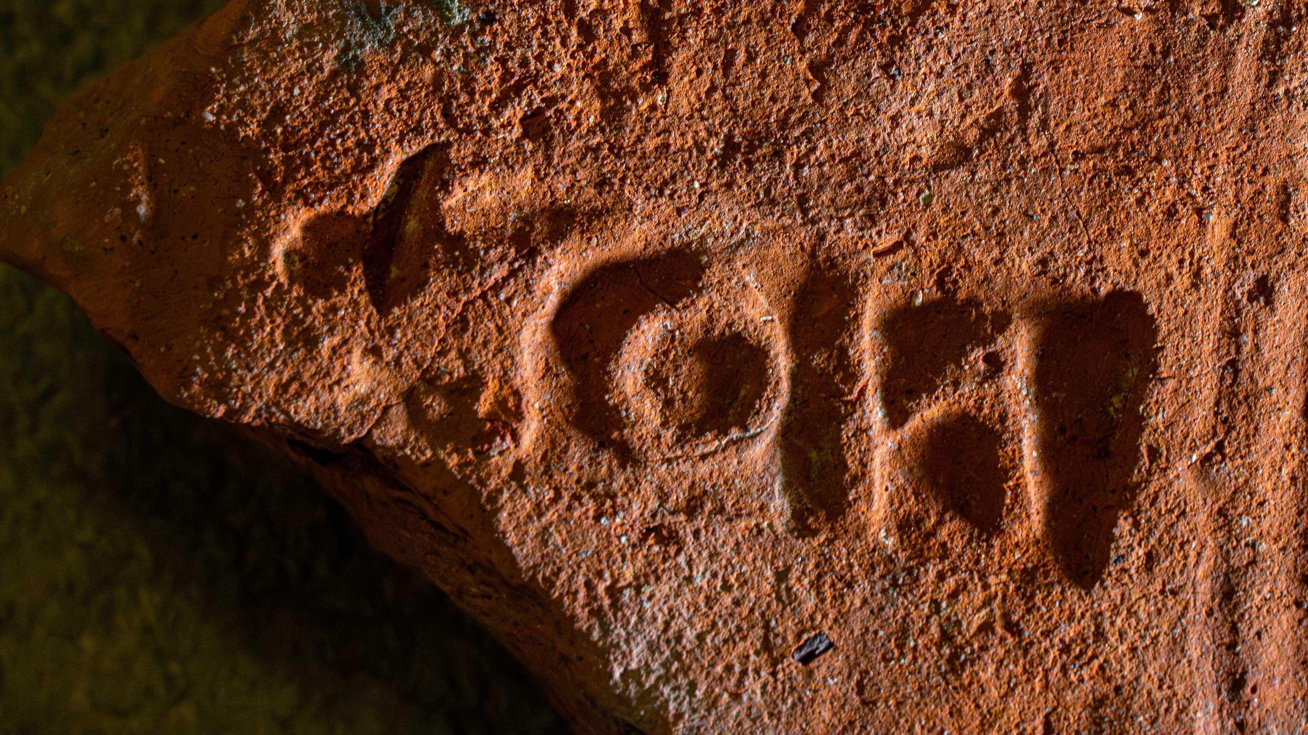 Uma telha vermelha com um 'carimbo' composto por três letras em sua superfície mostrando que era um prédio público e pertencia ao procurador de Londres. Também tem uma série de ranhuras curvas feitas pelo fabricante da telha, arrastando seus dedos sobre ela quando estava sendo produzida