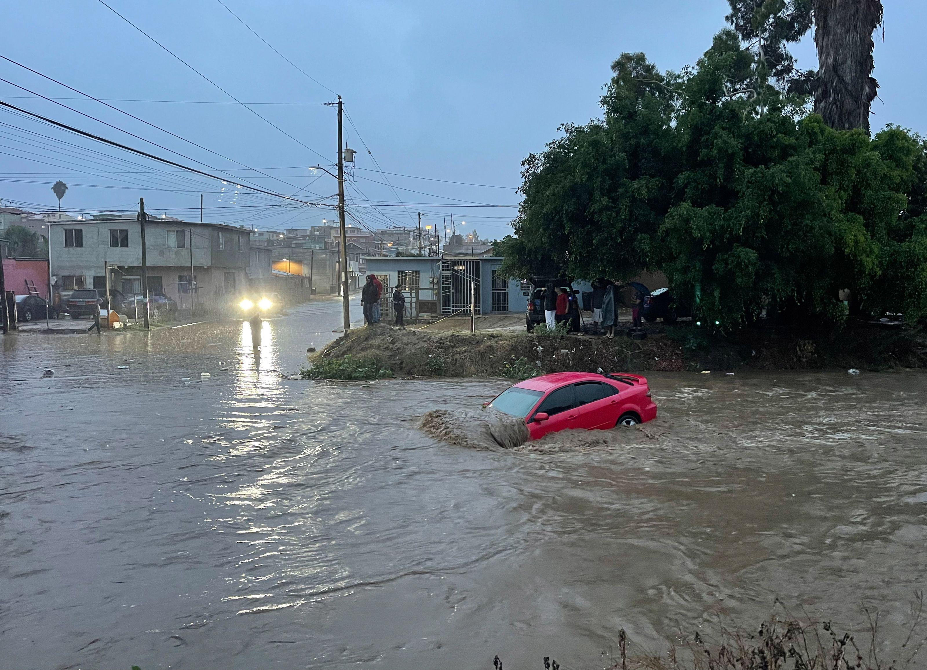 Un auto atascado en una calle inundada en Baja California, México.