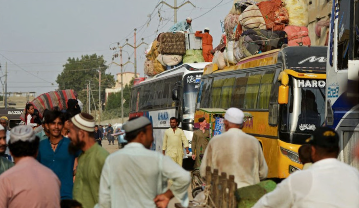 Los refugiados afganos de Pakistán cargan sus pertenencias en un autobús para partir hacia Afganistán